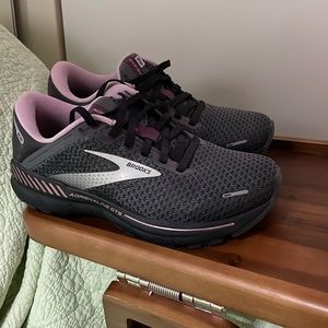 Brooks Women’s Adrenaline 22. Size 7 wide width black purple/pink